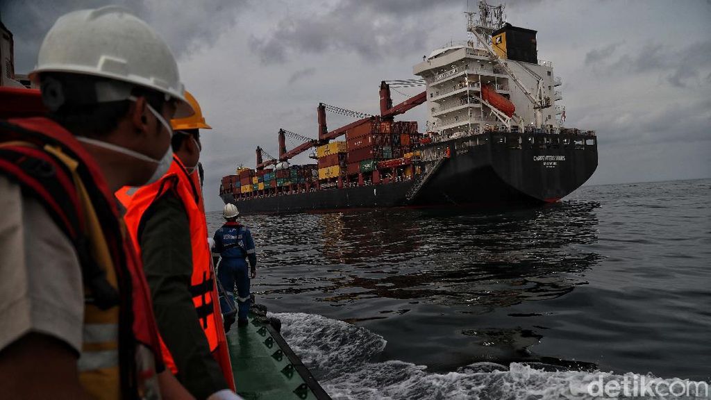 Cegah Corona, Kapal Asing Diperiksa Sebelum Masuk Tanjung Priok