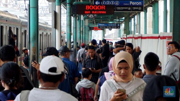 Pengunjung mengugunakan transportasi KRL di Stasiun Tujuan Bogor-Jakarta Kota, Kamis,12/3/2020. Paparan Gubernur DKI Jakarta Anies Baswedan mengenai akibat penyebaran virus corona nan menyebabkan Covid-19 via transportasi salah satunya KRL commuterline rute Bogor-Depok-Jakarta Kota berisiko tinggi menjadi area penyebaran virus corona terbesar. Beberapa penumpang juga menggunakan masker guna antisipasi penyebaran virus. Pantauan CNBC Indonesia Penumpang nan telah menumpuk mulai melangkah merangsek mendekati arah datangnya kereta. Jam-jam sibuk kendaraan umum dimana banyak para pekerja nan memulai aktivitasnya sehingga terlihat tidak ada tempat untuk bergerak.   (CNBC Indonesia/Muhammad Sabki)