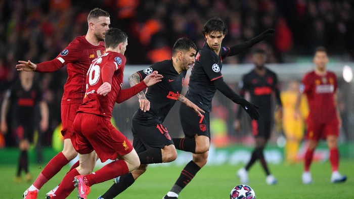 LIVERPOOL, ENGLAND - MARCH 11: Angel Correa of Atletico Madrid is challenged by Jordan Henderson and Andy Robertson of Liverpool during the UEFA Champions League round of 16 second leg match between Liverpool FC and Atletico Madrid at Anfield on March 11, 2020 in Liverpool, United Kingdom.  (Photo by Laurence Griffiths/Getty Images)