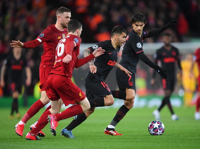 LIVERPOOL, ENGLAND - MARCH 11: Angel Correa of Atletico Madrid is challenged by Jordan Henderson and Andy Robertson of Liverpool during the UEFA Champions League round of 16 second leg match between Liverpool FC and Atletico Madrid at Anfield on March 11, 2020 in Liverpool, United Kingdom.  (Photo by Laurence Griffiths/Getty Images)