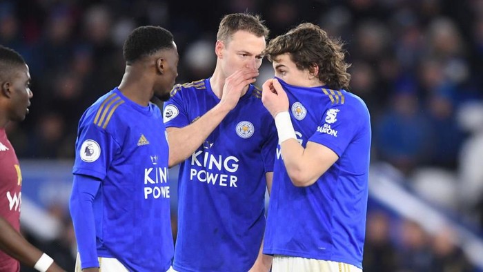 LEICESTER, ENGLAND - MARCH 09:  Wilfred Ndidi, Jonny Evans and Caglar Soyuncu of Leicester City speak during the Premier League match between Leicester City and Aston Villa at The King Power Stadium on March 09, 2020 in Leicester, United Kingdom. (Photo by Michael Regan/Getty Images)