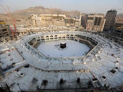 Arab Saudi Longgarkan Lockdown, Kapan Bisa Umrah-Haji Lagi?