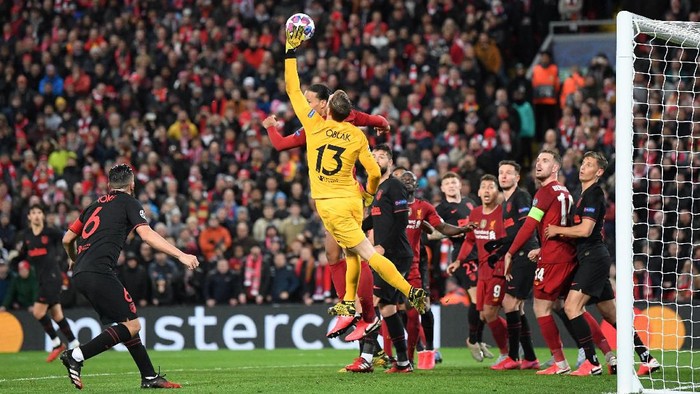 LIVERPOOL, ENGLAND - MARCH 11: Jan Oblak of Atletico Madrid makes a save during the UEFA Champions League round of 16 second leg match between Liverpool FC and Atletico Madrid at Anfield on March 11, 2020 in Liverpool, United Kingdom.  (Photo by Laurence Griffiths/Getty Images)