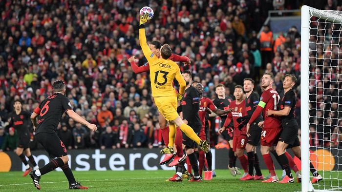 Liverpool vs Atletico Madrid LIVERPOOL, ENGLAND - MARCH 11: Jan Oblak of Atletico Madrid makes a save during the UEFA Champions League round of 16 second leg match between Liverpool FC and Atletico Madrid at Anfield on March 11, 2020 in Liverpool, United Kingdom. (Photo by Laurence Griffiths/Getty Images)