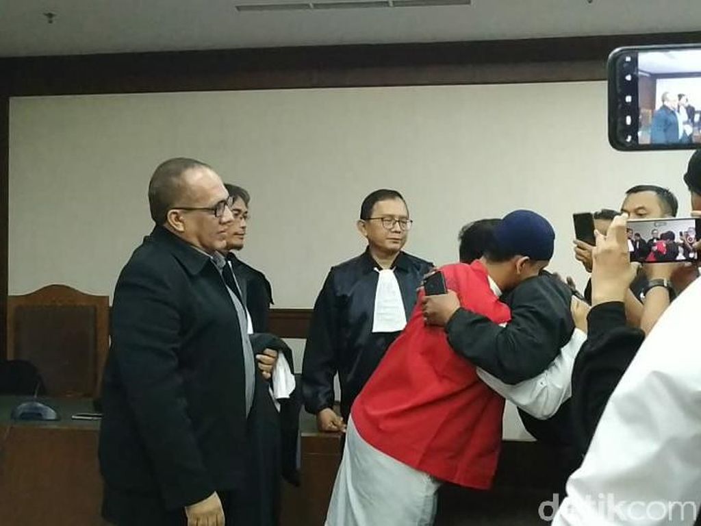 Tangis Haru Pria Ancam Penggal Jokowi yang Segera Bebas Tangis Haru Pria Ancam Penggal Jokowi yang Segera Bebas