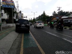 Belum Disterilkan, Jalur Sepeda Miliaran di Medan Masih Jadi Parkir Liar