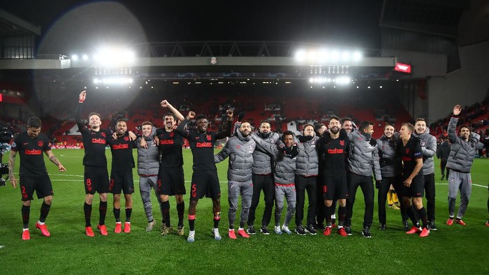 LIVERPOOL, ENGLAND - MARCH 11: The Atletico Madrid team celebrate victory after the UEFA Champions League round of 16 second leg match between Liverpool FC and Atletico Madrid at Anfield on March 11, 2020 in Liverpool, United Kingdom.  (Photo by Julian Finney/Getty Images)