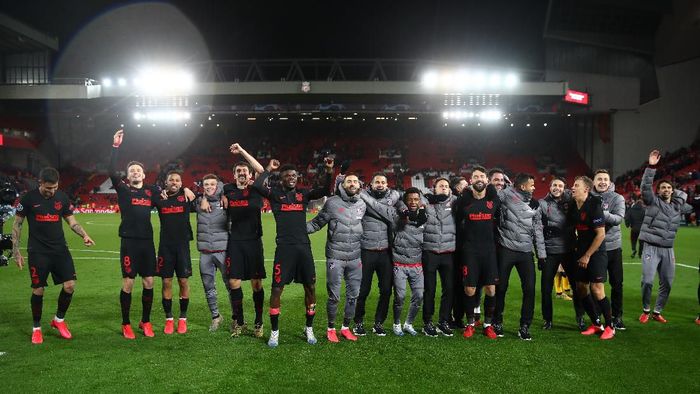 Atletico Madrid LIVERPOOL, ENGLAND - MARCH 11: The Atletico Madrid team celebrate victory after the UEFA Champions League round of 16 second leg match between Liverpool FC and Atletico Madrid at Anfield on March 11, 2020 in Liverpool, United Kingdom. (Photo by Julian Finney/Getty Images)