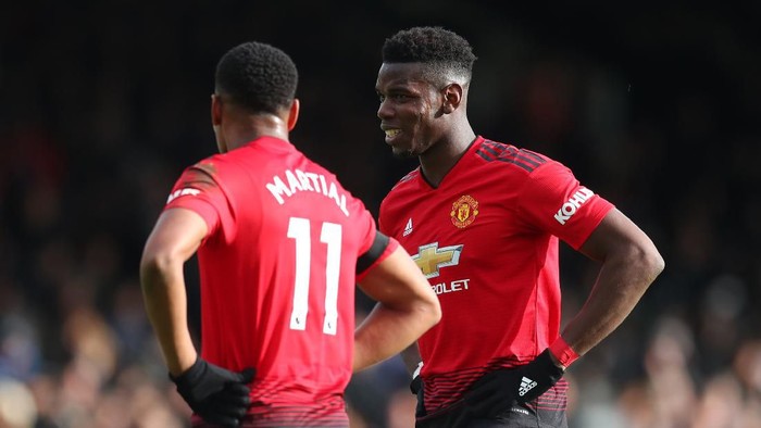 LONDON, ENGLAND - FEBRUARY 09: Paul Pogba of Manchester United speaks to Anthony Martial of Manchester United  during the Premier League match between Fulham FC and Manchester United at Craven Cottage on February 09, 2019 in London, United Kingdom. (Photo by Catherine Ivill/Getty Images)