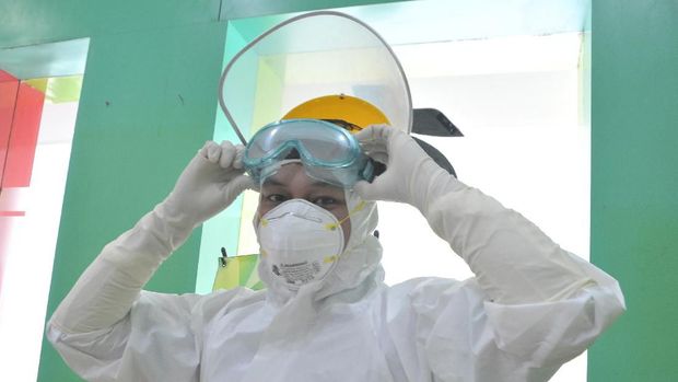 Petugas dengan pakaian pelindung lengkap melakukan simulasi penanganan pasien COVID-19, di Rumah Sakit Pertamina Plaju Palembang, Sumsel, Kamis(12/3/2020). Rumah Sakit Pertamina Plaju melakukan sosialisasi dan simulasi untuk memastikan kesiapannya dalam menangani pasien dengan dugaan suspect viris corona sebelum dirujuk pada rumah sakit rujukan. ANTARA FOTO/Feny Selly