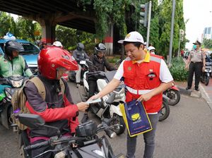 Brantas Abipraya Bagikan Masker Gratis ke Pengguna Jalan di Cawang