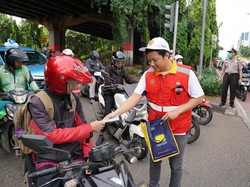 Brantas Abipraya Bagikan Masker Gratis ke Pengguna Jalan di Cawang