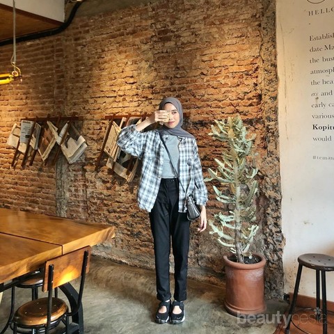 Casual Feminin Inspirasi Padu Padan Kemeja  Flanel ala 