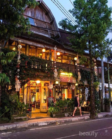 5 Kafe yang Unik dengan Pemandangan Indah di Ubud Bali, Harganya ...