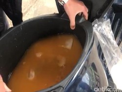 Kocak! Aksi Nyeleneh Siswa SMA Jual Bakso-Es Krim di Bagasi Motor