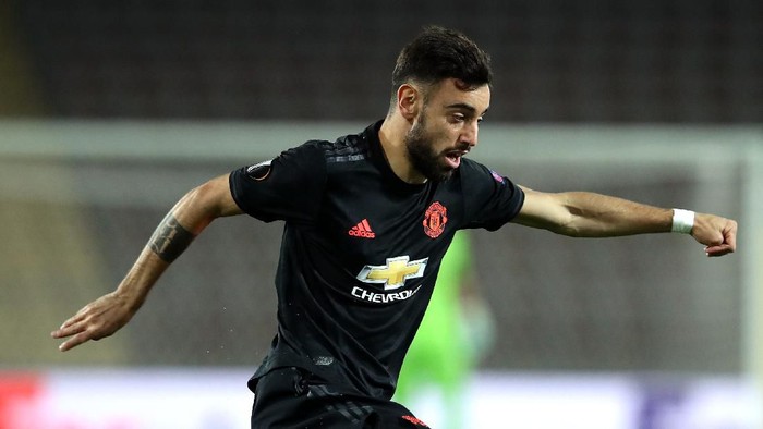 LINZ, AUSTRIA - MARCH 12: (FREE FOR EDITORIAL USE) In this handout image provided by UEFA, Bruno Fernandes of Manchester United runs with the ball during the UEFA Europa League round of 16 first leg match between LASK and Manchester United at Linzer Stadion on March 12, 2020 in Linz, Austria. The match is played behind closed doors as a precaution against the spread of COVID-19 (Coronavirus).  (Photo by UEFA - Handout/UEFA via Getty Images )