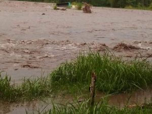 Banjir Lahar Hujan Gunung Semeru Kagetkan Penambang Pasir, 1 Truk Terseret