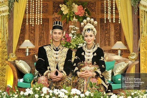Mengenal 10 Aksesoris dalam Makna  Pernikahan Adat Jawa 