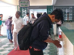 Cegah Corona, Tempat Wudhu dan Kotak Infak Masjid Al Akbar Disediakan Hand Sanitizer