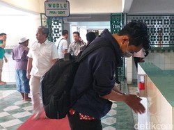 Cegah Corona, Tempat Wudhu dan Kotak Infak Masjid Al Akbar Disediakan Hand Sanitizer