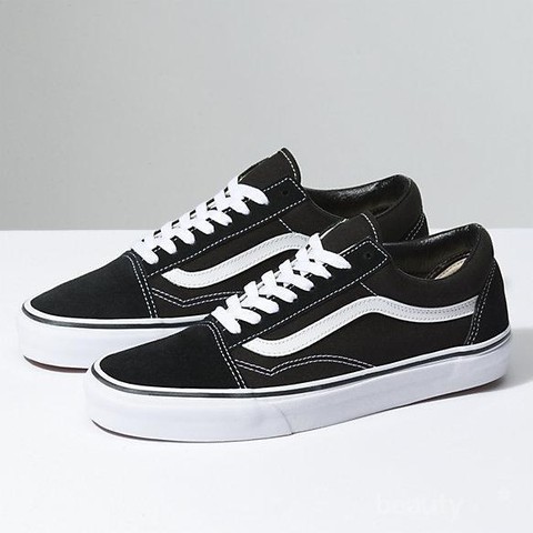 6 Model Sepatu Warna Hitam Yang Cocok Dipakai Sekolah<script async src=