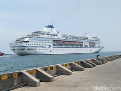 Kapal Pesiar Columbus Bawa Turis Asing Sandar di Semarang, Ini Kata Ganjar