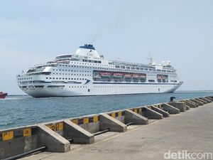 Kapal Pesiar Columbus Bawa Turis Asing Sandar di Semarang, Ini Kata Ganjar Kapal Pesiar Columbus Bawa Turis Asing Sandar di Semarang, Ini Kata Ganjar