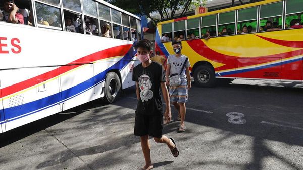 Terminal Bus di Manila Dipenuhi Warga Jelang Lockdown Imbas Corona