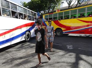 Terminal Bus di Manila Dipenuhi Warga Jelang Lockdown Imbas Corona Terminal Bus di Manila Dipenuhi Warga Jelang Lockdown Imbas Corona