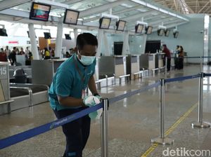 Cegah Corona, Petugas Ngelap Bagian-bagian Mudah Disentuh di Bandara