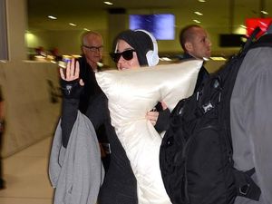 Hindari Corona di Australia, Katy Perry Tutupi Wajah dengan Bantal