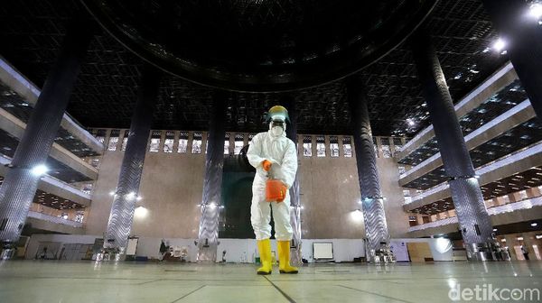 Melihat Proses Sterilisasi Masjid Istiqlal untuk Cegah Corona