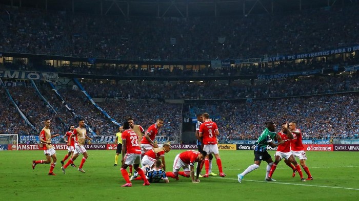 PORTO ALEGRE, BRAZIL - MARCH 12: Paulo Miranda of Gremio and Moses of Internacional argue during the match  for the Copa CONMEBOL Libertadores 2020 at Arena do Gremio on March 12, 2020 in Porto Alegre, Brazil. (Photo by Lucas Uebel/Getty Images)