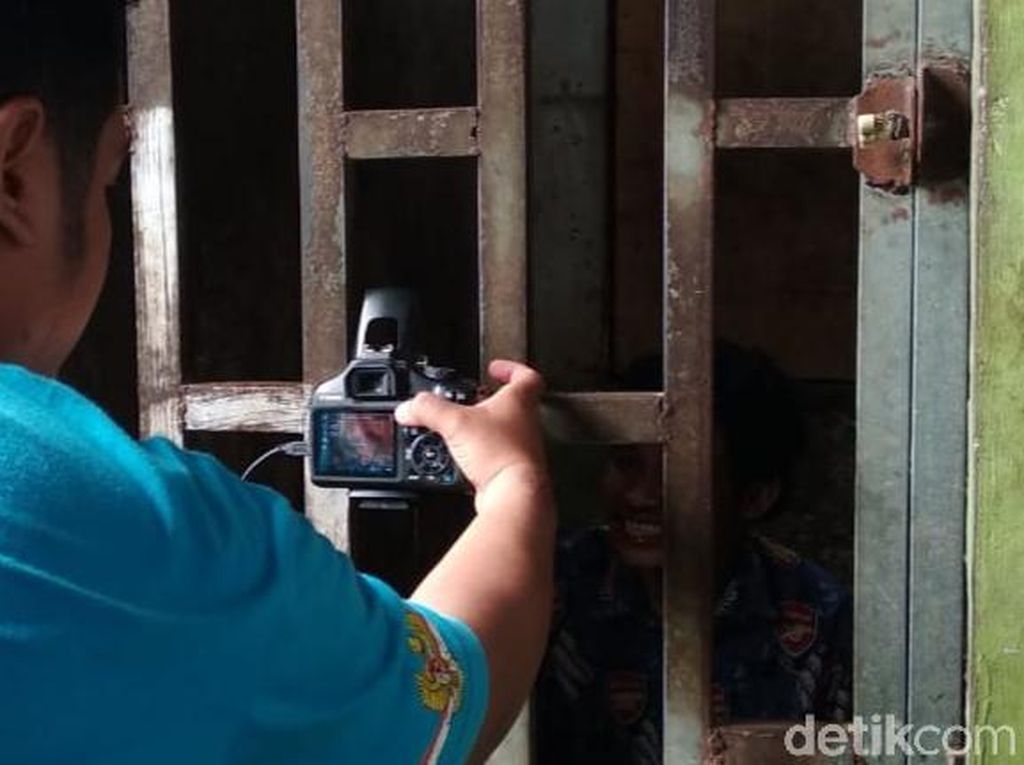 Pemuda Ini 7 Tahun Dikurung Ortu Gegara Hobi Hirup Bensin Pemuda Ini 7 Tahun Dikurung Ortu Gegara Hobi Hirup Bensin
