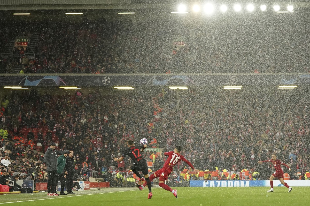 Minggu Lalu, Sepakbola Sedang Seru-serunya (Jon Super/AP Photo)