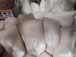 Gula Langka dan Mahal, Ada yang Nimbun?