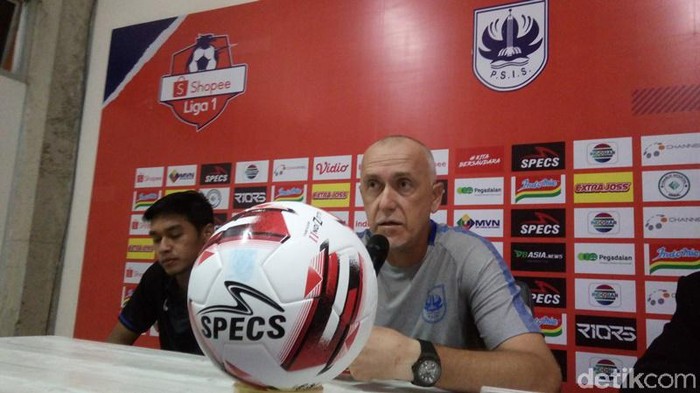 Konferensi pers pelatih PSIS Semarang, Dragan Djukanovic