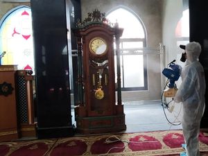 Cegah Corona, Masjid Jami Baiturrahman Pasar Minggu Disemprot Disinfektan