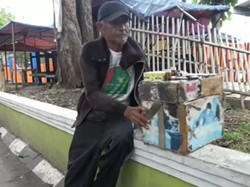 Kakek Maman dari Garut Semangat Jualan Camilan Meski Kakinya Lumpuh
