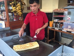 Roti John Isi Daging hingga Cokelat Pisang yang Laris di Kedai Ini