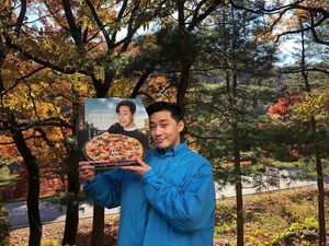 Main di Itaewon Class, Begini Tampannya Park Seo Joon Saat Makan Es Krim Main di Itaewon Class, Begini Tampannya Park Seo Joon Saat Makan Es Krim