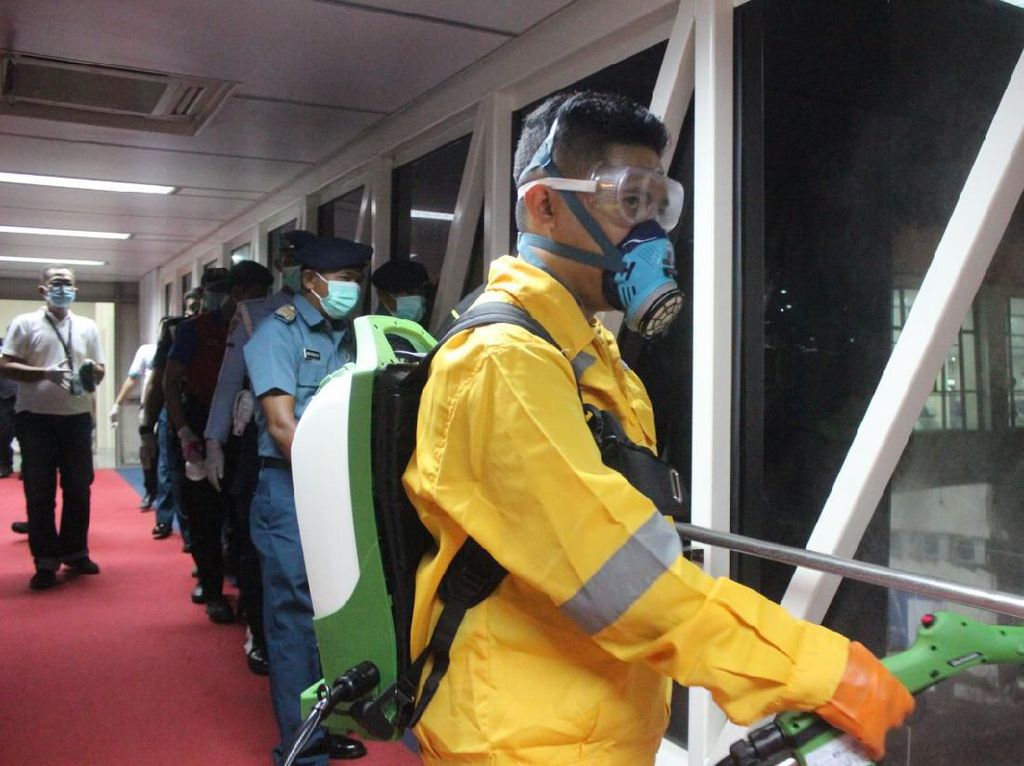 Cegah Virus Corona, Bandara Sam Ratulangi Manado Disemprot Disinfektan