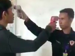 Kocak! Ditodong Termometer Tembak, Pria Ini Todong Balik