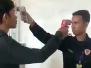 Kocak! Ditodong Termometer Tembak, Pria Ini Todong Balik Kocak! Ditodong Termometer Tembak, Pria Ini Todong Balik