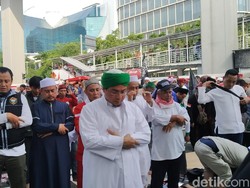 Massa Aksi PA 212-FPI Tunaikan Salat Asar di Depan Kedubes India