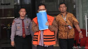 Bermasker, Eks Kepala Dinas PUPR Mojokerto Diperiksa KPK