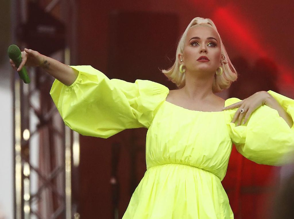 Katy Perry Pose dengan Bra ASI usai Melahirkan Katy Perry Pose dengan Bra ASI usai Melahirkan