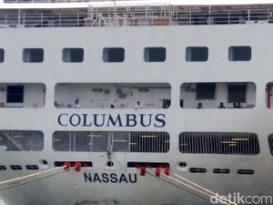 Kapal Pesiar Columbus yang Sandar di Semarang Berangkat dari Australia Kapal Pesiar Columbus yang Sandar di Semarang Berangkat dari Australia