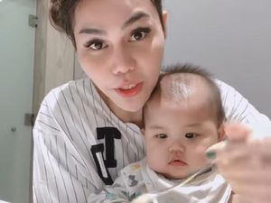 Galau Soal Rumah Tangga DJ Butterfly Punya Banyak Momen Makan Bareng Si Kecil Galau Soal Rumah Tangga DJ Butterfly Punya Banyak Momen Makan Bareng Si Kecil