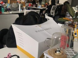 Cegah Virus Corona, Konsumen Makan Pakai Tameng Pelindung